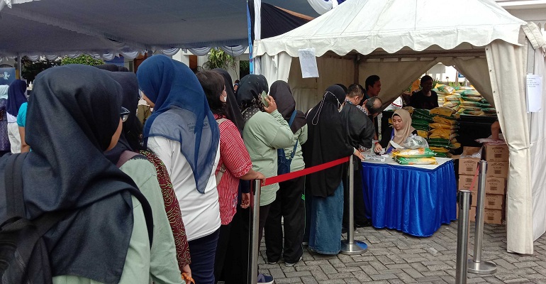 ANTRE: Warga menyerbu pasar murah Pemprov Jatim yang digelar di halaman kantor Gubernur Jatim Jalan Pahlawan Surabaya, Jumat (8/3). (MUS P/RADAR SURABAYA)