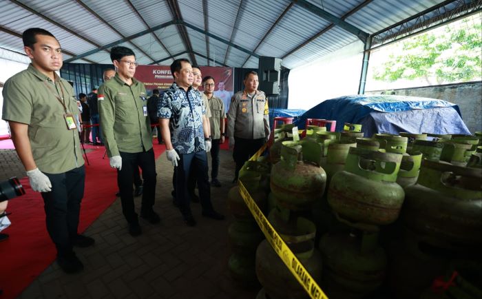 DISITA: Polisi menunjukkan barang bukti tabung gas elpiji dan truk yang dipakai melakukan penyelewengan BBM dan elpiji subsidi, di Polda Jatim, Kamis (7/3). (MAHRUS/RADAR SURABAYA)