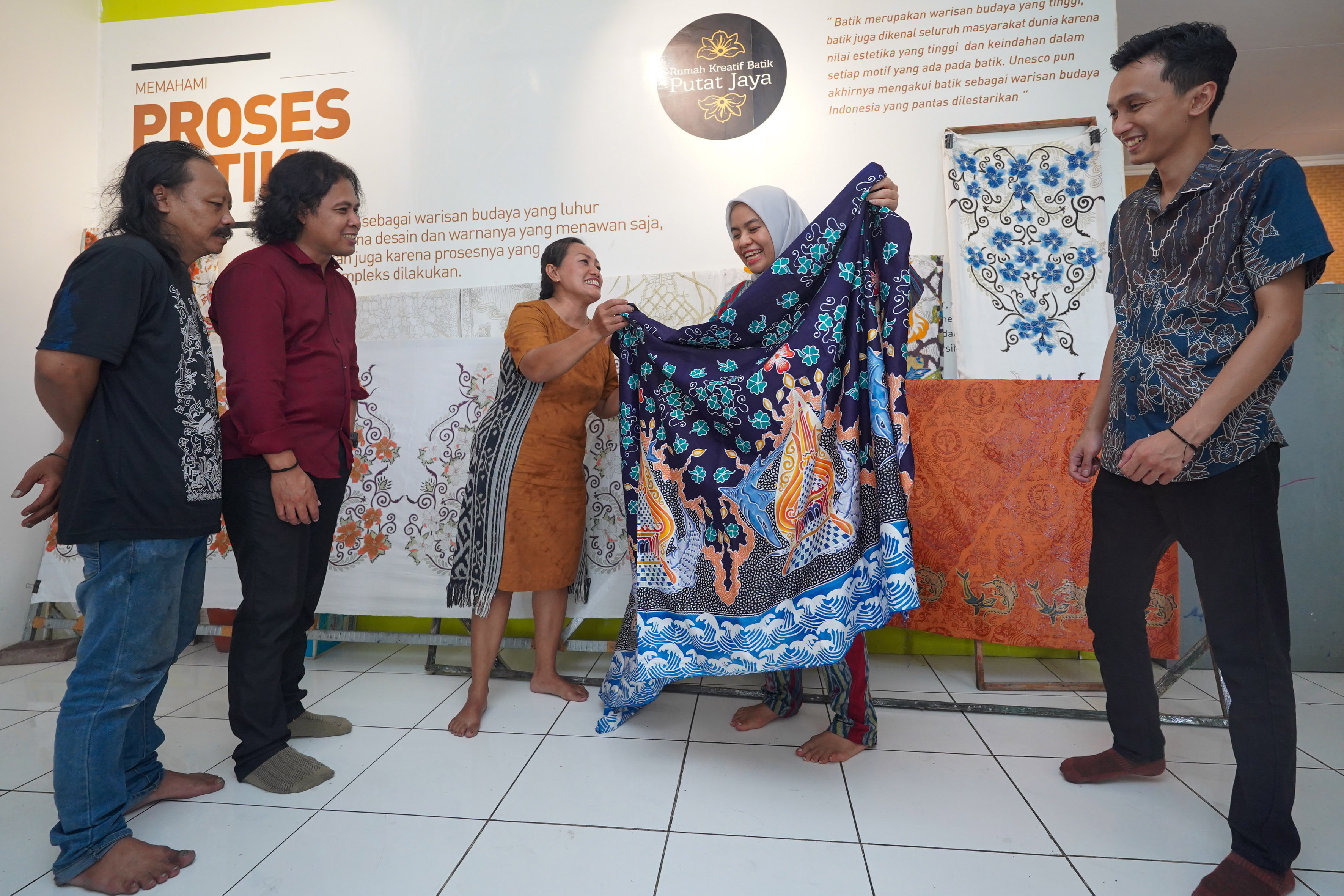 Hasil batik menggunakan pewarnaan alami tak kalah cantik dan indah dengan pewarnaan kimia.