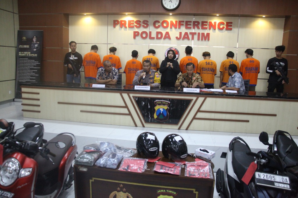 PEMAIN LAMA: Komplotan bandit diamankan di Polda Jatim, Jumat (8/3).