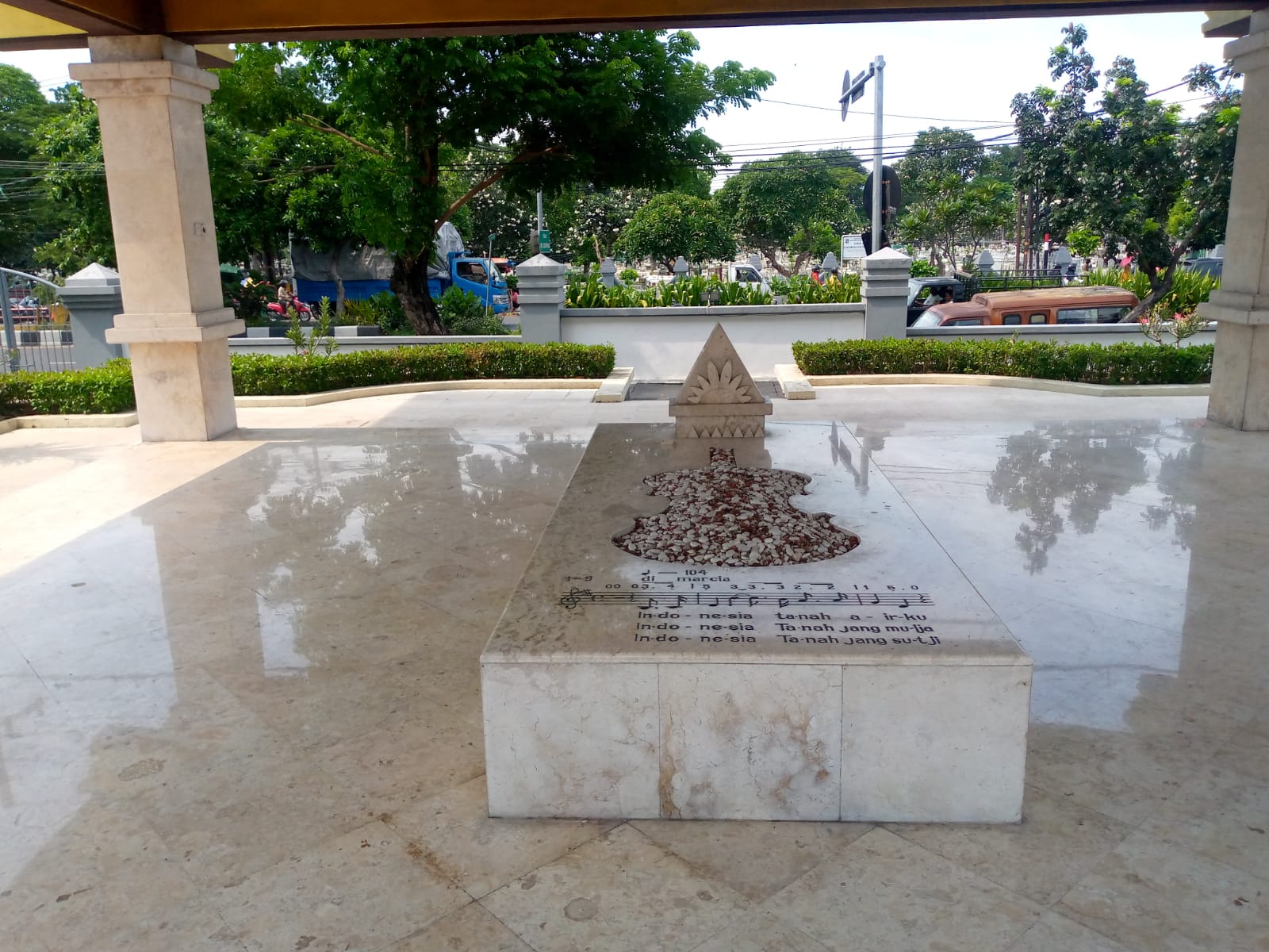 Makam pahlawan nasional WR Soepratman di Kenjeran, Surabaya.