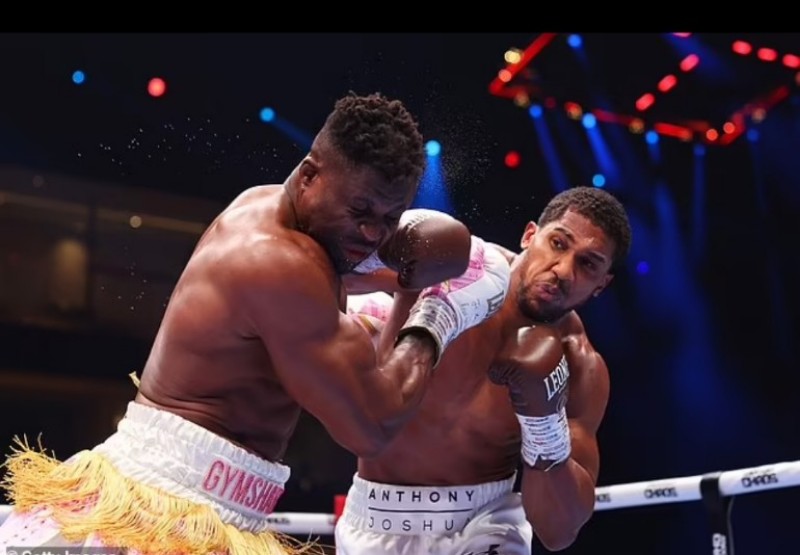 Anthony Joshua hajar Francis Ngannou di ronde kedua.