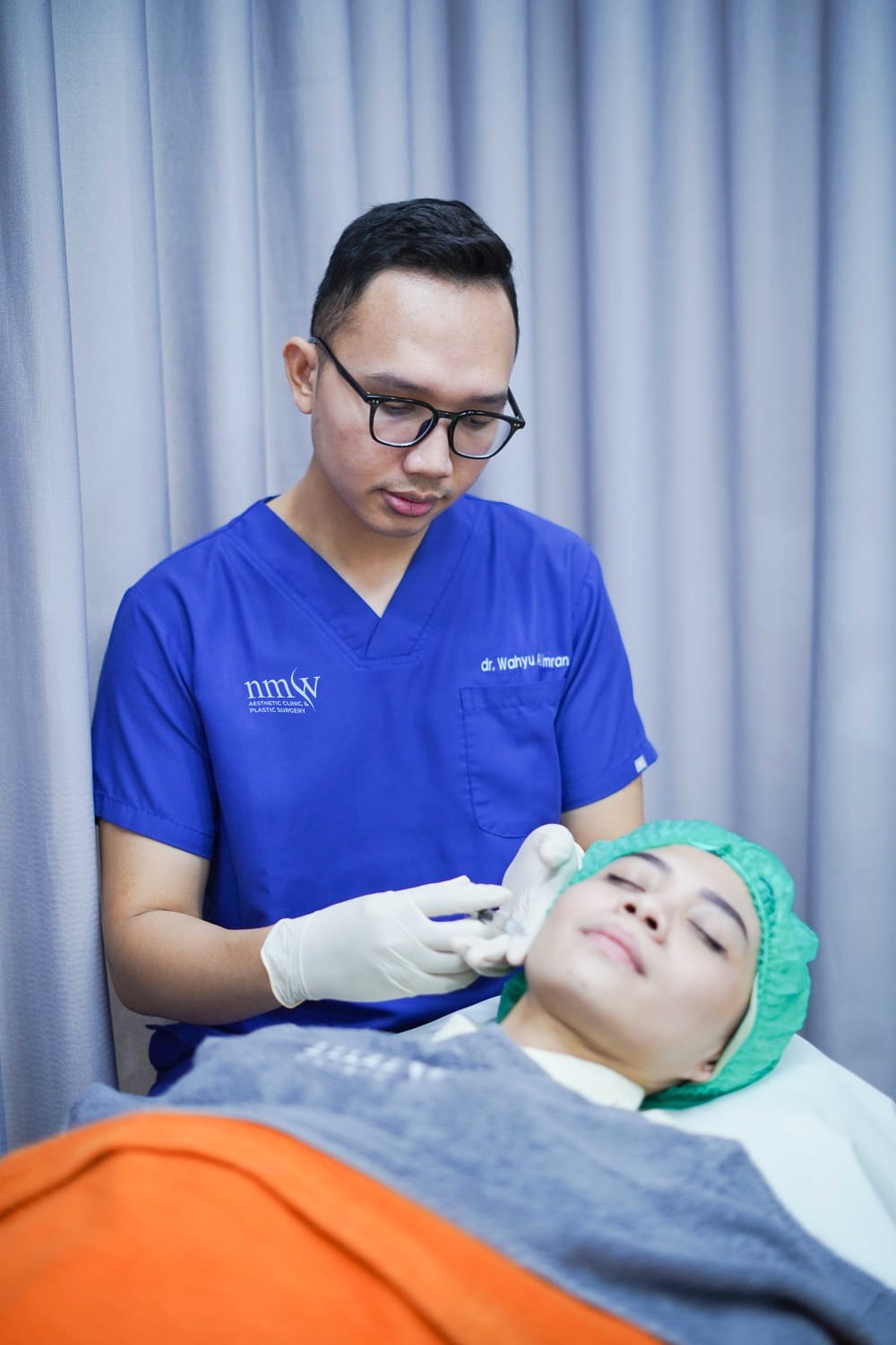 Saat puasa seseorang rentan dehidrasi, yang tidak hanya berdampak pada tubuh, tetapi juga pada kesehatan kulit, oleh karenanya sangat penting tetap merawat kulit.