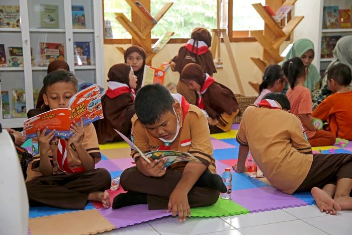 GEMAR MEMBACA: Kota Surabaya saat ini sudah memiliki 1.177 Sudut Baca yang tersebut di seluruh balai RW. (SURABAYA.GO.ID)