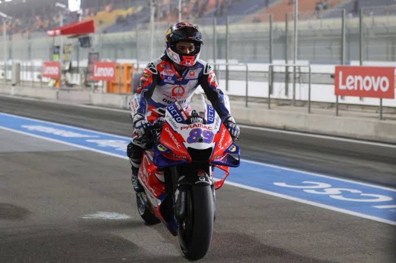 Pebalap tim Pramac Ducati Jorge Martin melakukan selebrasi setelah merebut pole position Grand Prix Qatar, Sirkuit Internasional Lusail. (5/3/2022).