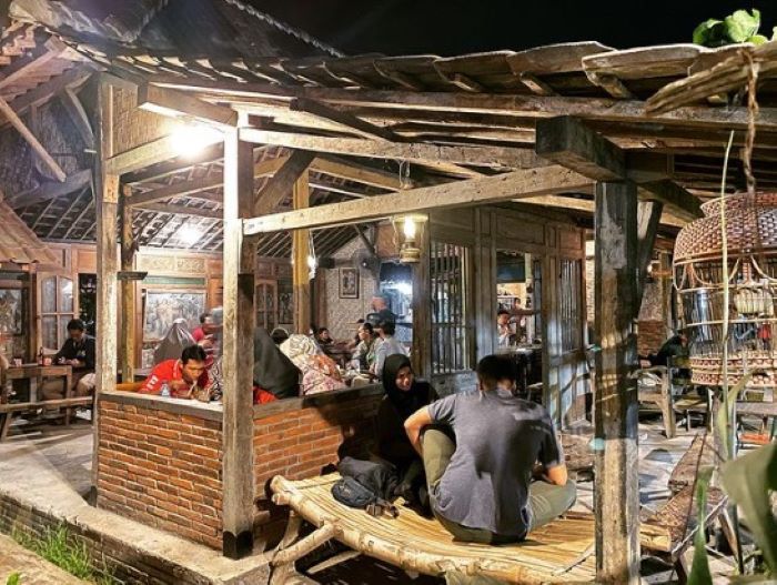 SANTAI: Suasana pedesaan di Warung Joglo Merah Putih. Tempat nongkrong di kawasan MERR Surabaya ini bisa dibuat santai selepas tarawih. IG)