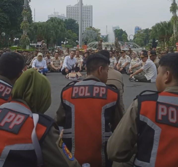 GAYENG: Wali Kota Surabaya Eri Cahyadi mengajak sarapan sambil lesehan di Balai Kota, Sabtu (9/3), untuk merayakan ulang tahun Satpol PP, Damkar dan Satlimnas. (IG STORY SATPOL PP)