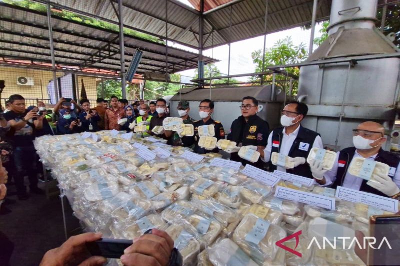 Kantor Pelayanan Utama Bea dan Cukai Tipe Madya Pabean (KPUBC TMP) C Soekarno-Hatta, Tangerang, memusnahkan 2.564 boks olahan pangan "after you milk bun" hasil sitaan petugas.
