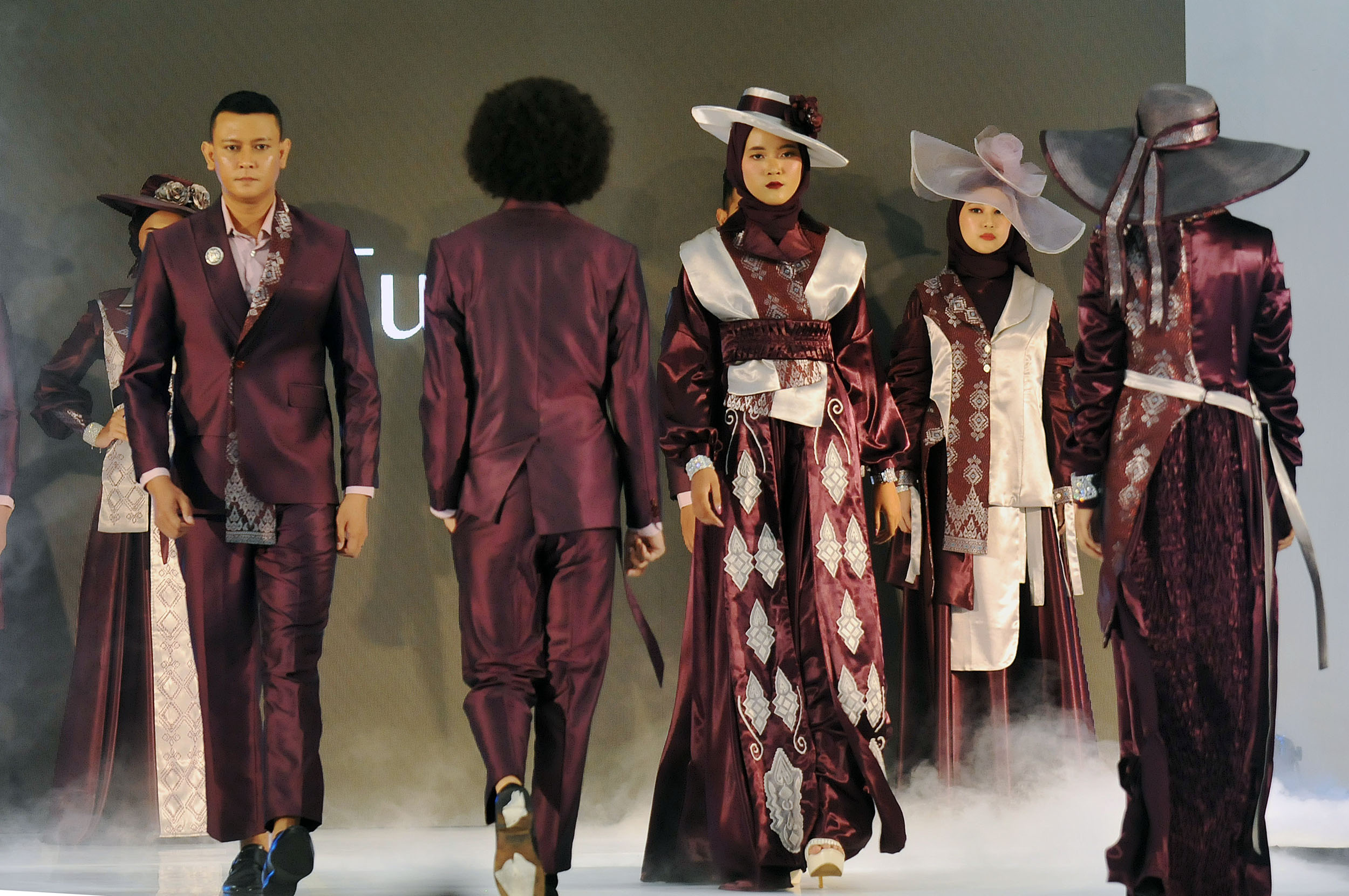 EAST MEET WEST: Busana karya Elma Madani, mahasiswa Tata Busana Unesa yang diperagakan dalam 2nd Annual Fashion Show of Vocational Fashion Design 2024 di Ciputra World Surabaya, Sabtu (9/3) malam.