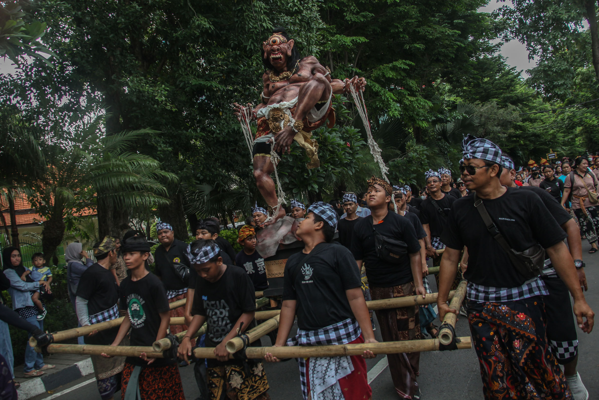 SAMBUT NYEPI: Umat Hindu menggotong ogoh-ogoh saat pawai di Jalan Jaksa Agung Suprapto, Surabaya, Minggu (10/3).