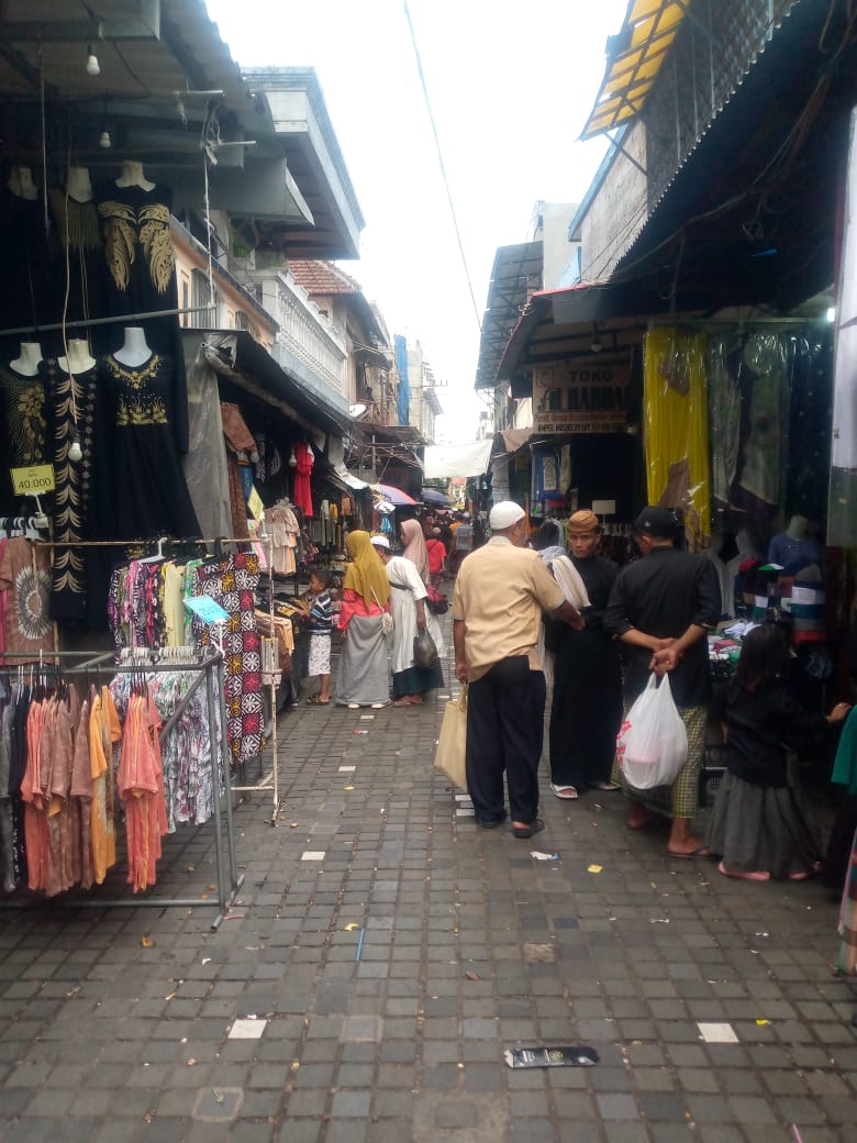 Para peziarah berbelanja suvenir di dekat Masjid Sunan Ampel, Surabaya.