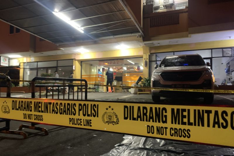 Petugas memasang garis polisi di lokasi yang menjadi tempat jatuhnya keempat korban bunuh diri di Apartemen Teluk Intan Penjaringan Jakarta Utara pada Sabtu (9/3/2024).