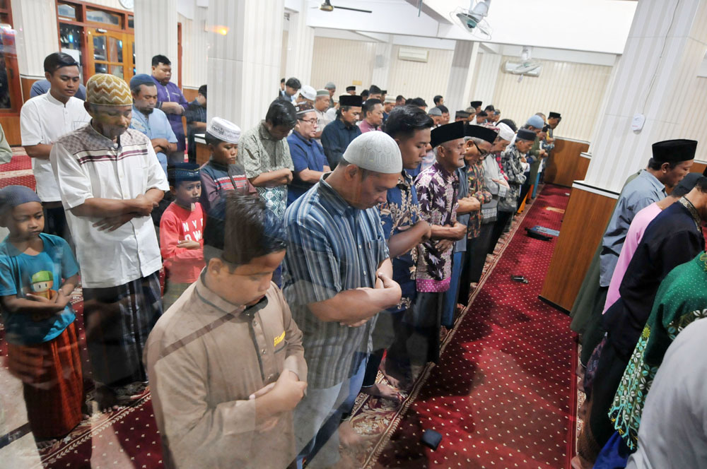 Jamaah menunaikan salat tarawih perdana.
