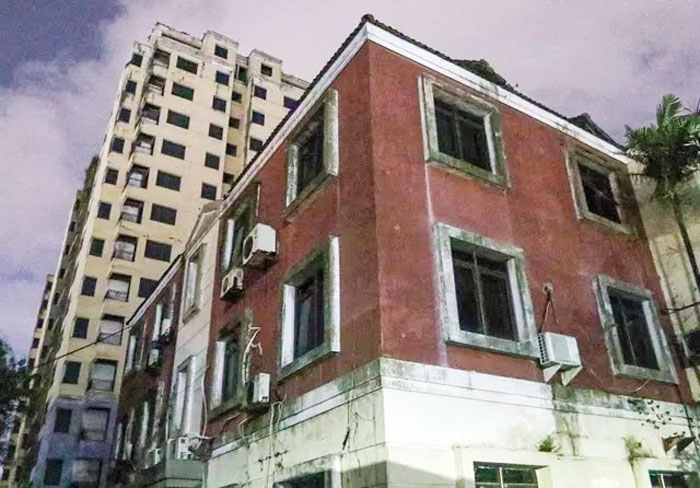 BERHANTU: Apartemen 5 tower yang terletak di Jalan Menanggal, Kebonsari, Jambangan, Surabaya.