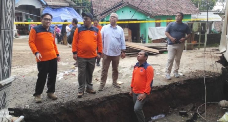 CEK KONDISI: Kalaksa BPBD JatimGatot Soebroto bersama Tim Pemprov Jatim turun langsung ke lokasi bencana tanah gerak di Kecamatan Wonosalam, Jombang. (IST)