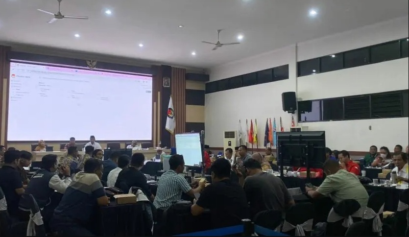 TIDAK MULUS: Suasana rekapitulasi hasil Pemilu 2024 di kantor KPU Surabaya.