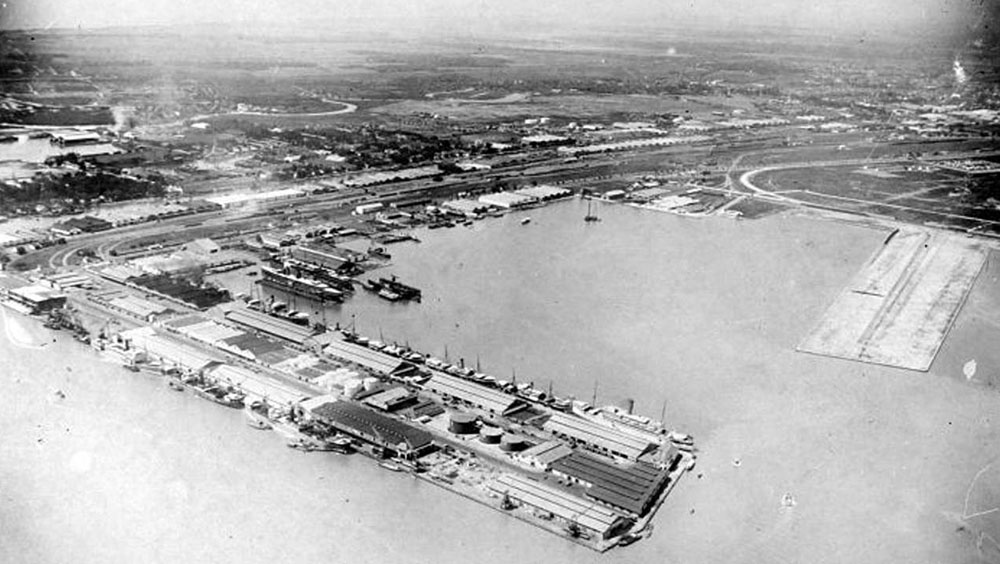 MAJU PESAT: Pembangunan Pelabuhan Tanjung Perak menjadi awal berkembangnya Surabaya menjadi kota yang modern.