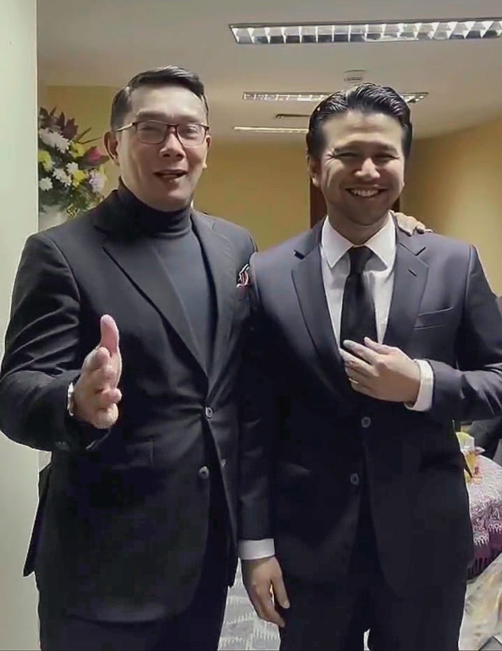Mantan Gubernur Jabar periode 2018 - 2023 Ridwan Kamil (kiri) dan mantan Wakil Gubernur Jatim periode 2019 - 2024 Emil Elestianto Dardak saat menjadi juri Puteri Indonesia 2024.
