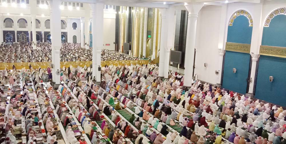 Jamaah tarawih malam pertama di Masjid Agung Al Akbar Surabaya.