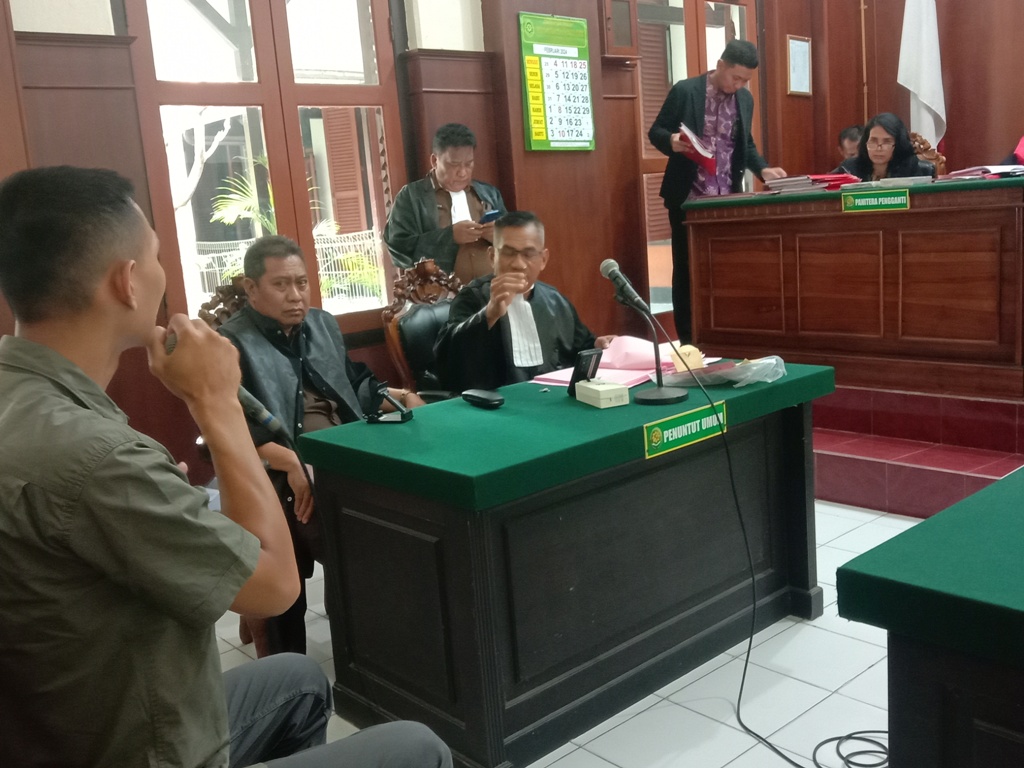 APES: Azisa Maryanto saat menjadi saksi di PN Surabaya.