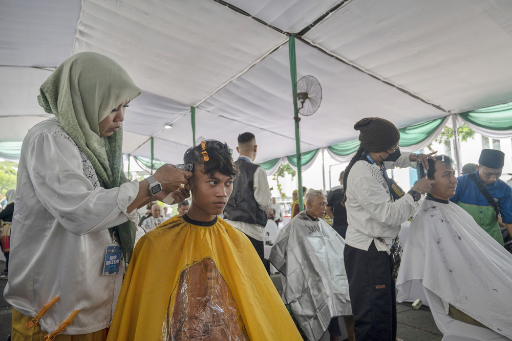 Potong rambut gratis di Masjid Al Akbar Surabaya yang digelar oleh komunitas Ngaji Komunitas Salon (Ngasal) Surabaya.