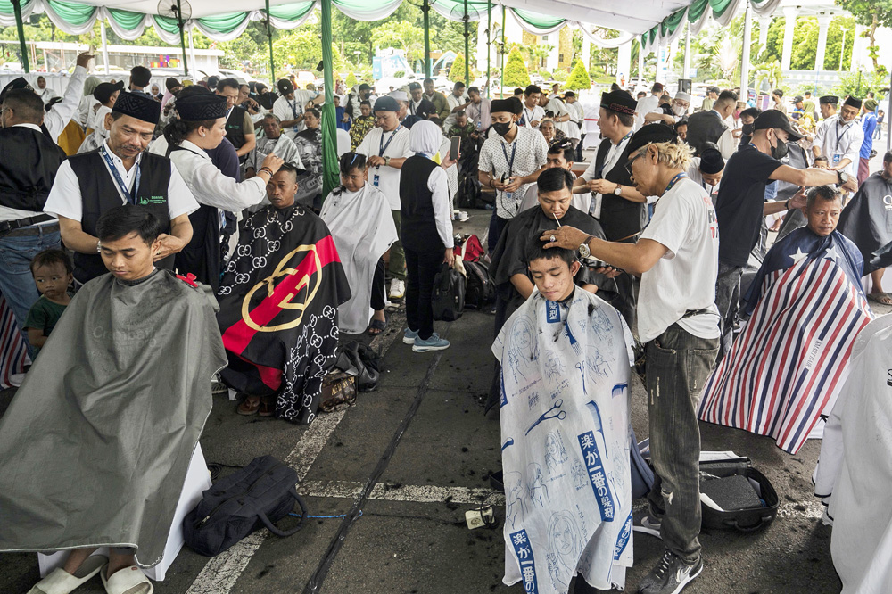 Potong rambut gratis yang digelar komunitas Ngasal di halaman Masjid Agung Al Akbar Surabaya diikuti 1.445 orang.