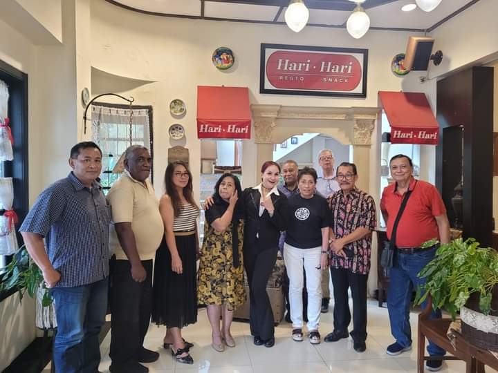Suasana pertemuan pengurus The Indo Project dengan De Indo Club di Surabaya.