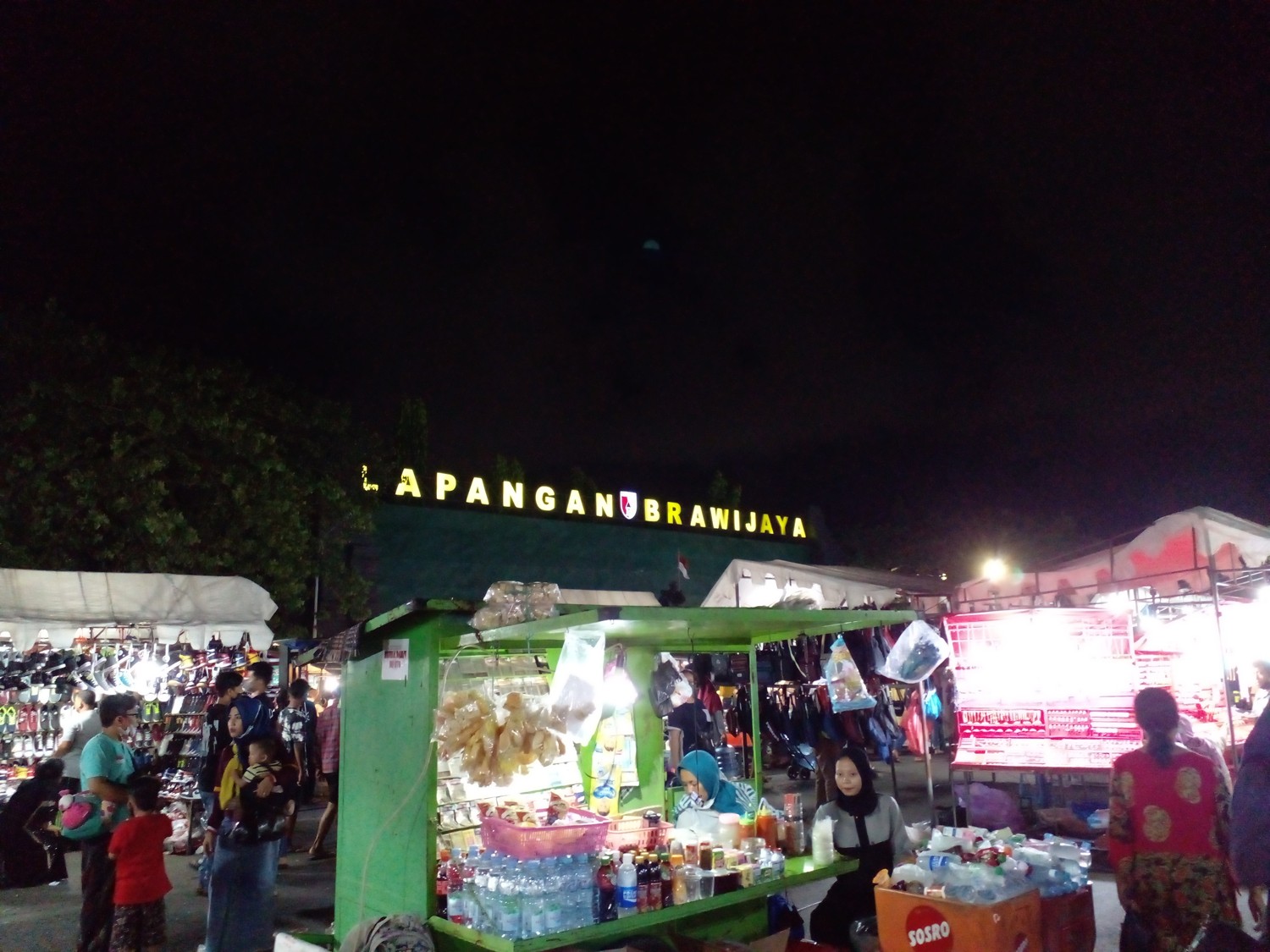 Pasar Malam di kawasan Lapangan Kodam V Brawijaya yang buka sejak sore hari.