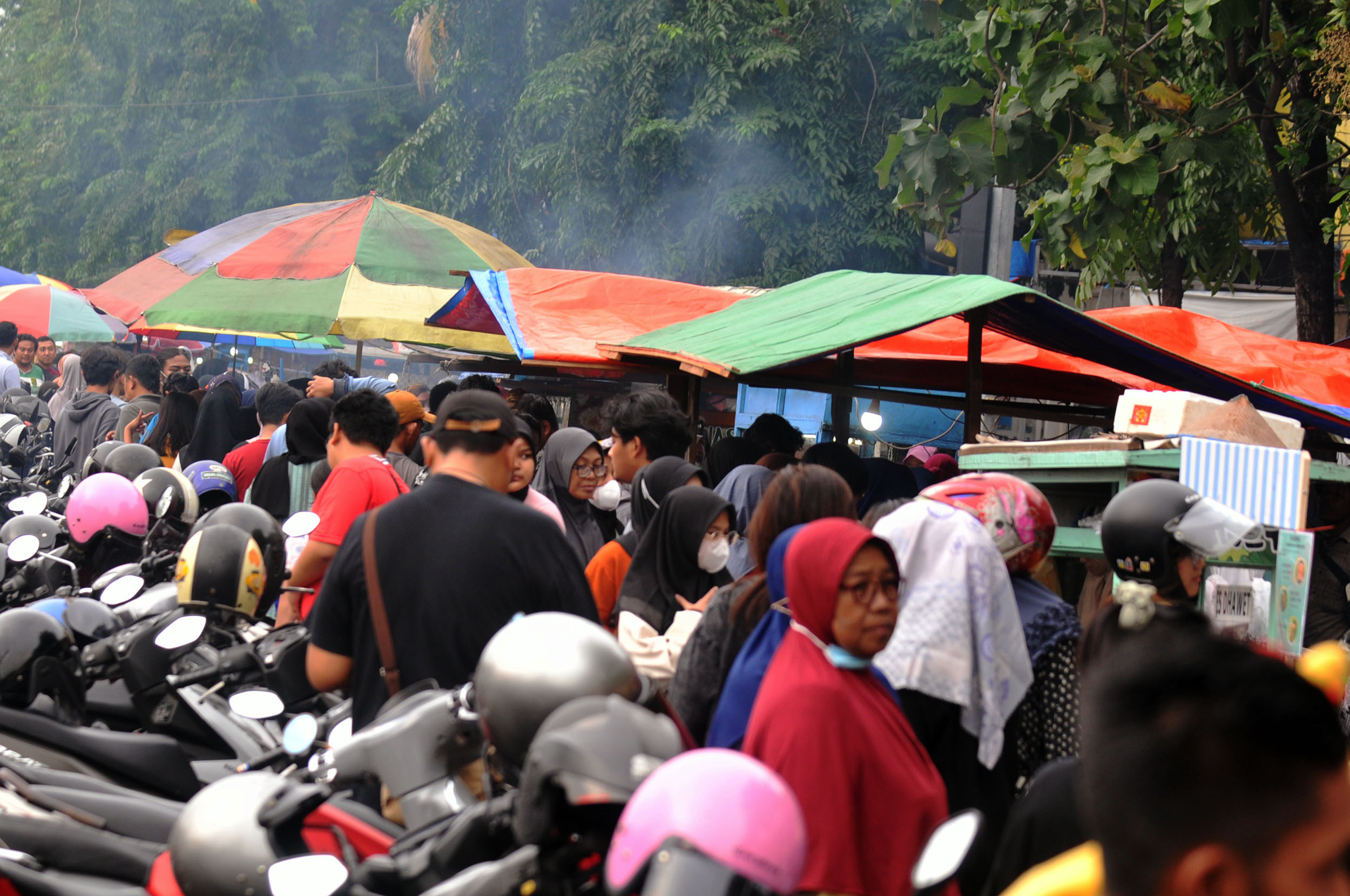 RAMAI: Pembeli memadati penjual takjil di sepanjang Jalan Karang Menjangan, Surabaya.