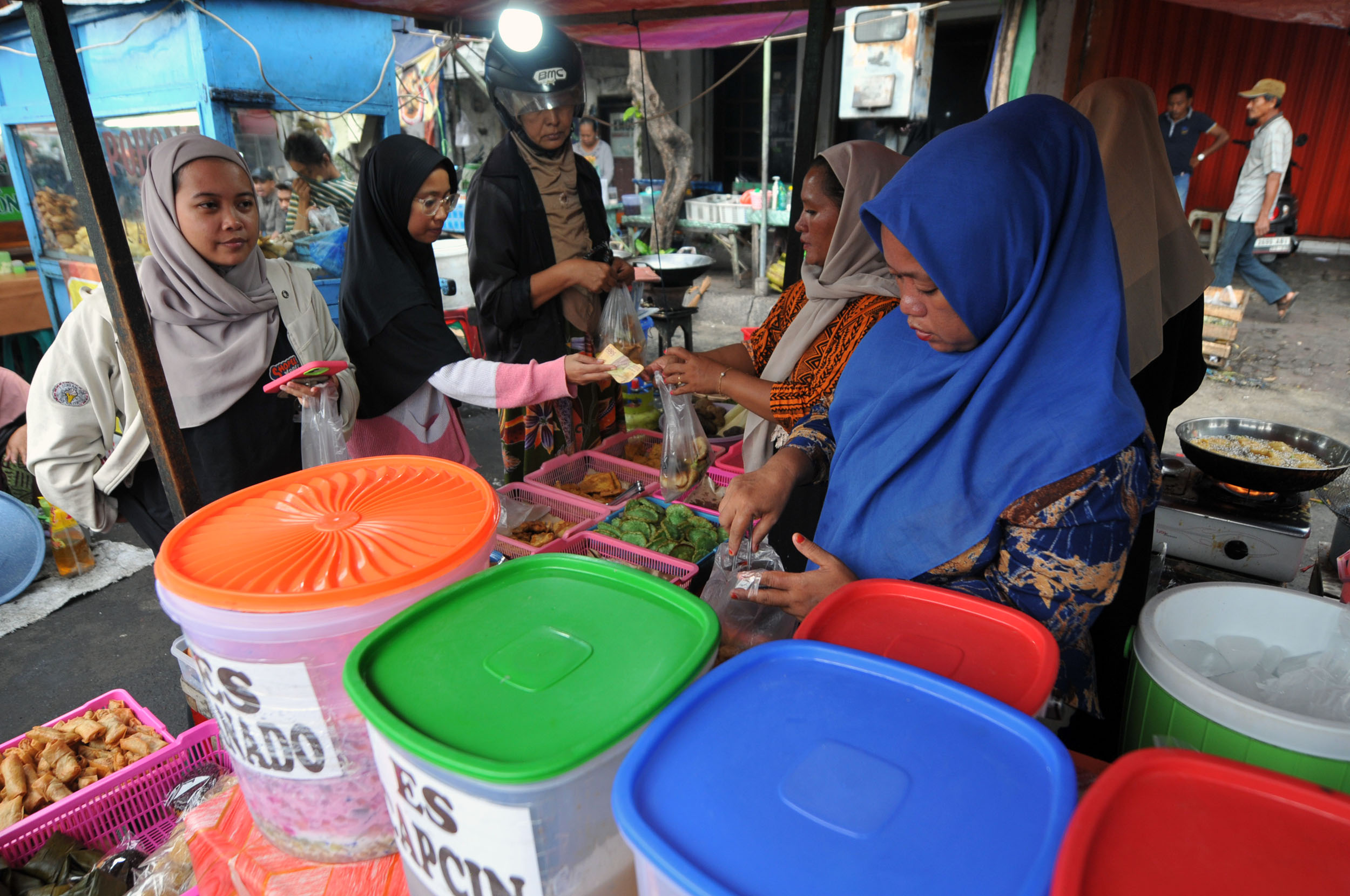 BANYAK PILIHAN: Makanan dan minuman yang dijual di sini terjangkau sehingga ramai pembeli.