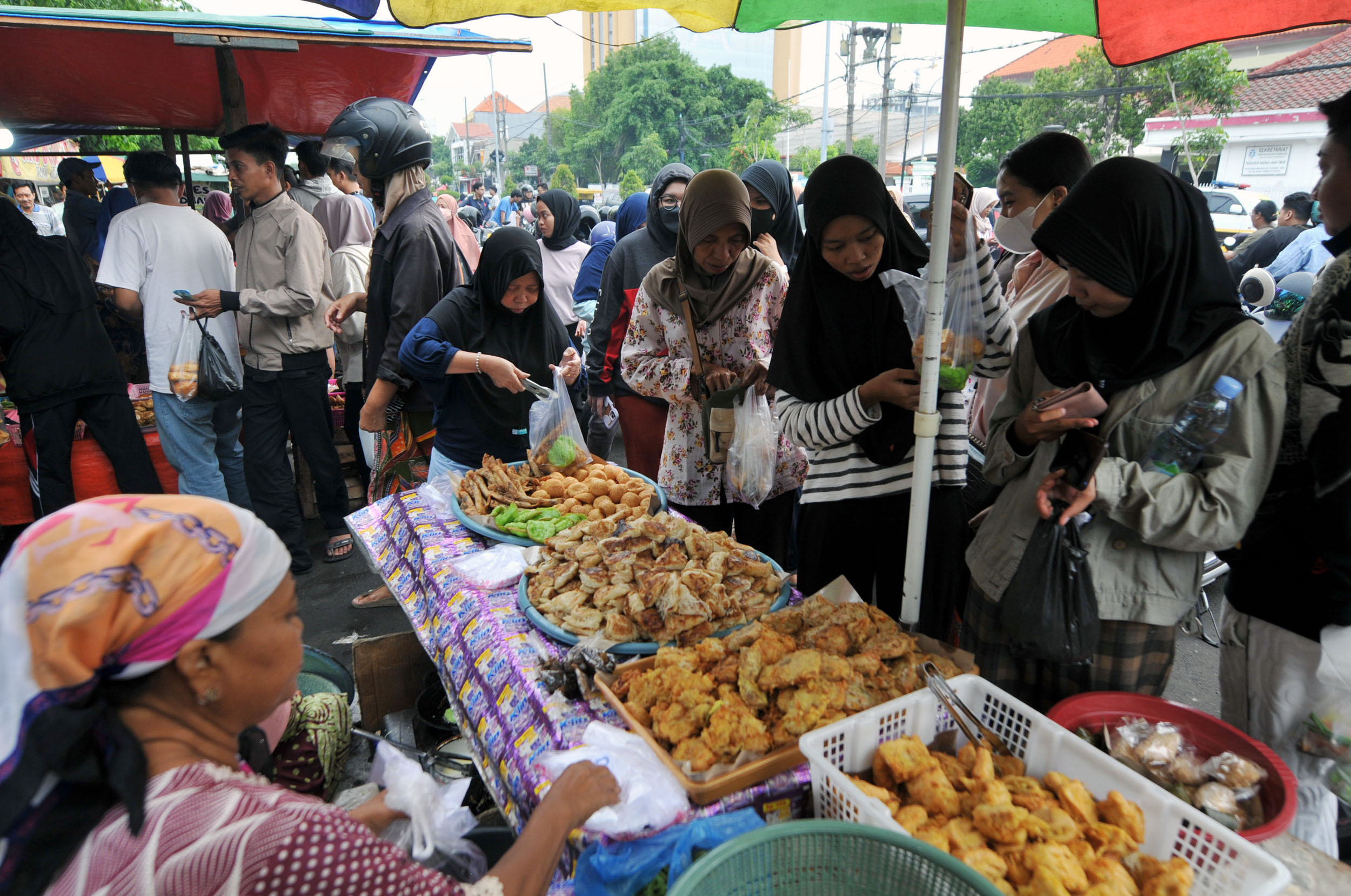 FAVORIT: Gorengan menjadi salah satu jajanan yang selalu ramai pembeli di pasar takjil Karang Menjangan.
