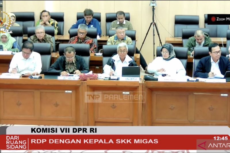 Kepala SKK Migas Dwi Soetjipto (tengah) dalam RDP dengan Komisi VII DPR RI melalui kanal YouTube Komisi VII DPR RI, Rabu (13/3/2024).