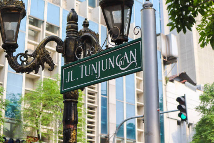 Jalan Tunjungan yang kini ramai PKL kuliner dan lokasinya yang instagrammable sangat digemari kalangan milenial untuk ngabuburit.