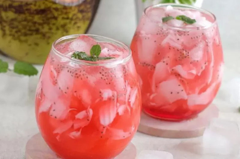 Es kopyor kelapa yang segar untuk berbuka puasa.