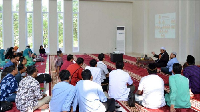 BERMANFAAT: Sambil menunggu azan mahgrub, kita bisa mendengarkan kajian. (PONPES BENGKULU)
