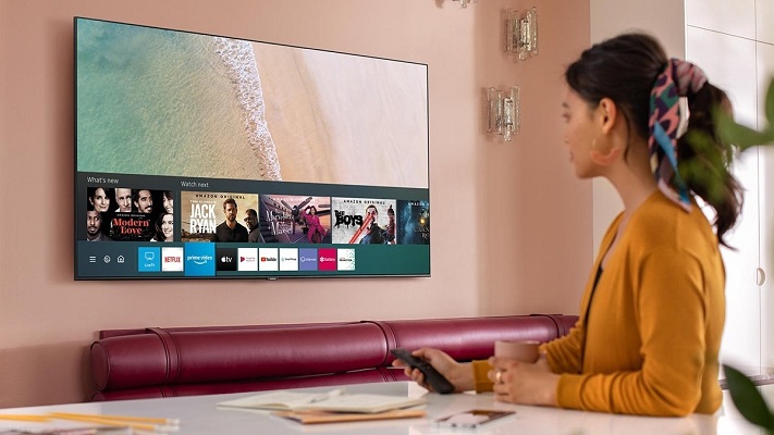 ASYIK: Nonton televisi juga disarankan menjadi aktivitas ngabuburit, tentu saja pilih tontonan yang bermanfaat. (GIZMOLOGI)