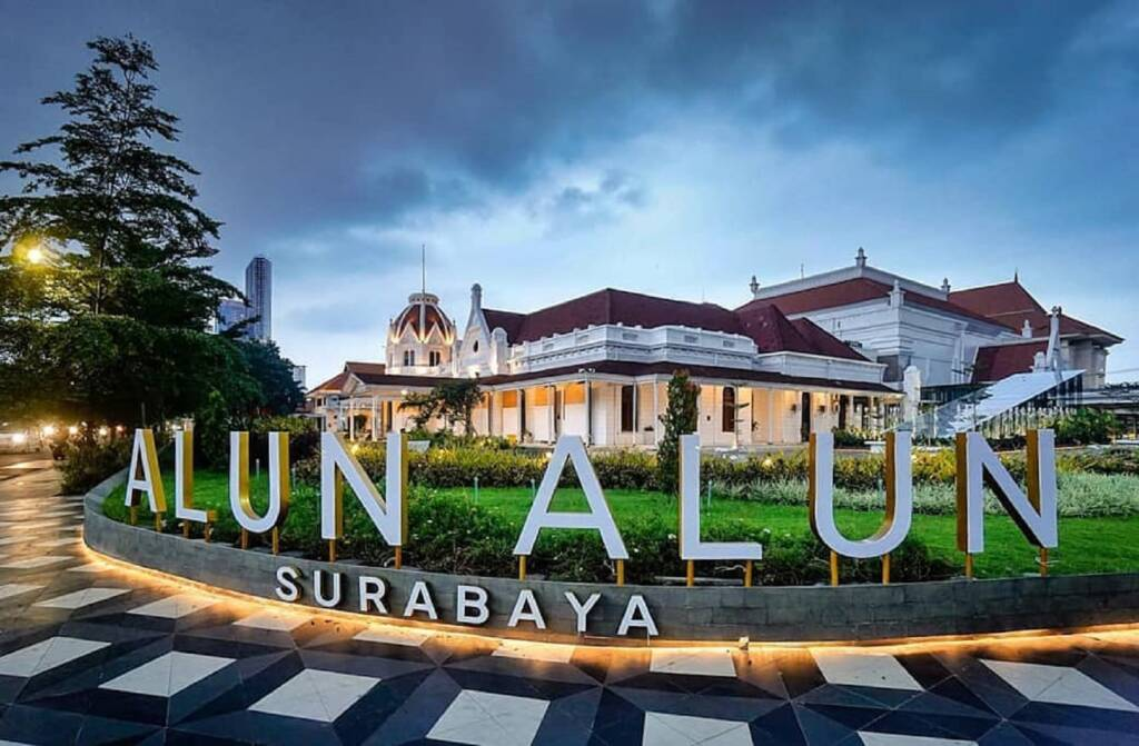 Alun-alun Kota Surabaya menjadi tempat favorit kalangan milenial dan keluarga untuk ngabuburit menunggu waktu jelang berbuka puasa.