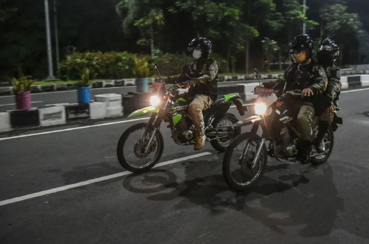 Satpol PP Surabaya menerjunkan Tim Asuhan Rembulan untuk mengantisipasi aksi kenakalan remaja.