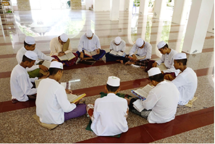KHUSUK: Tadarus bersama teman atau keluarga bisa dilakukan sambil menunggu bedug mahgrib. (IST/UMROH)