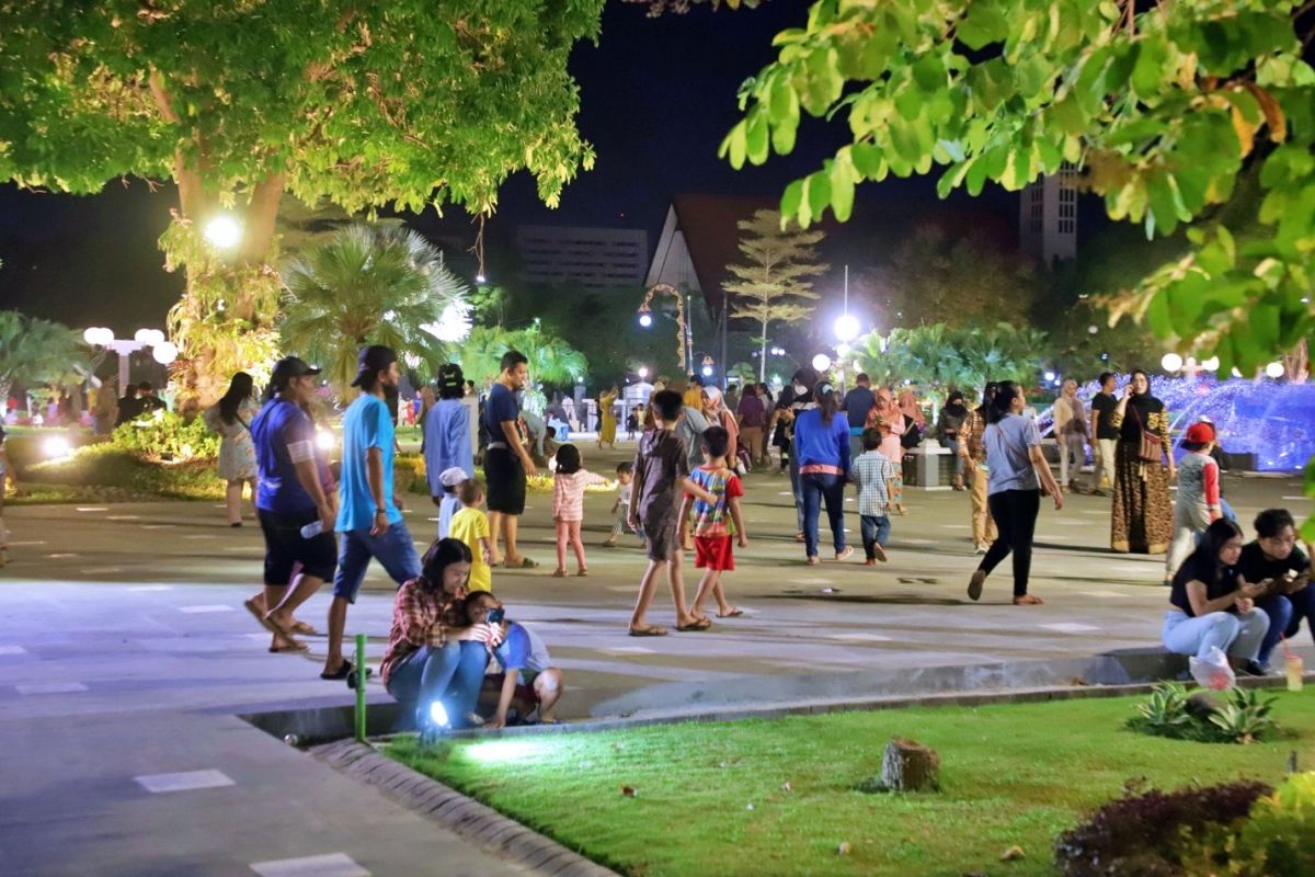 Taman Surya di depan Balai Kota Surabaya kini menjadi tempat wisata keluarga.