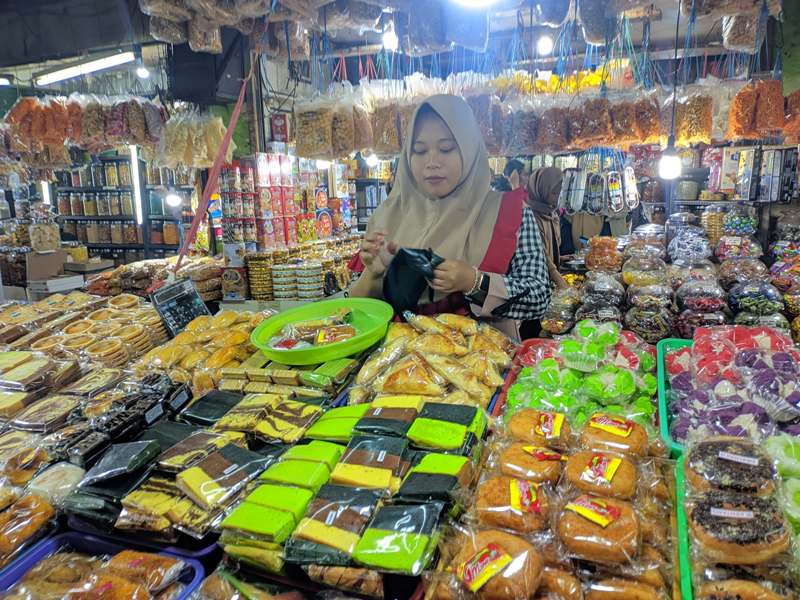 Pedagang kue dan aneka jajanan di Pasar Blauran Surabaya.