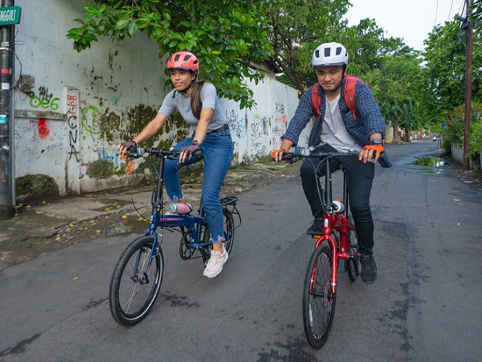 SANTAI: Bersepeda keliling kompleks perumahan menjelang berbuka puasa, bisa menjadi olahraga ringan yang membuat tubuh tetap fit saat Ramandan. (BLOG RODALINK)