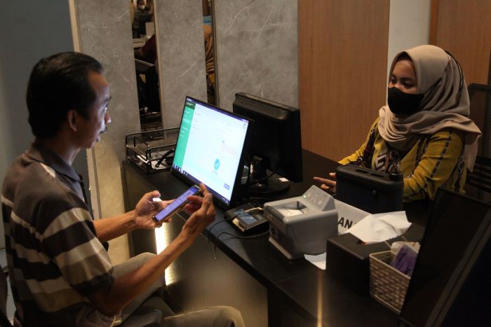 SERIUS: Warga melakukan pengurusan administrasi kependudukan di Mall Pelayanan Publik UPTSA Siola, Surabaya. (SURYANTO/RADAR SURABAYA)
