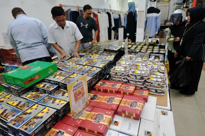 PENJUALAN MENINGKAT: Penjaga toko penyedia kurma di Lawang Agung, Surabaya, merapikan dagangan yang dipajang, Rabu (13/3). (ANDY S/RADAR SURABAYA)