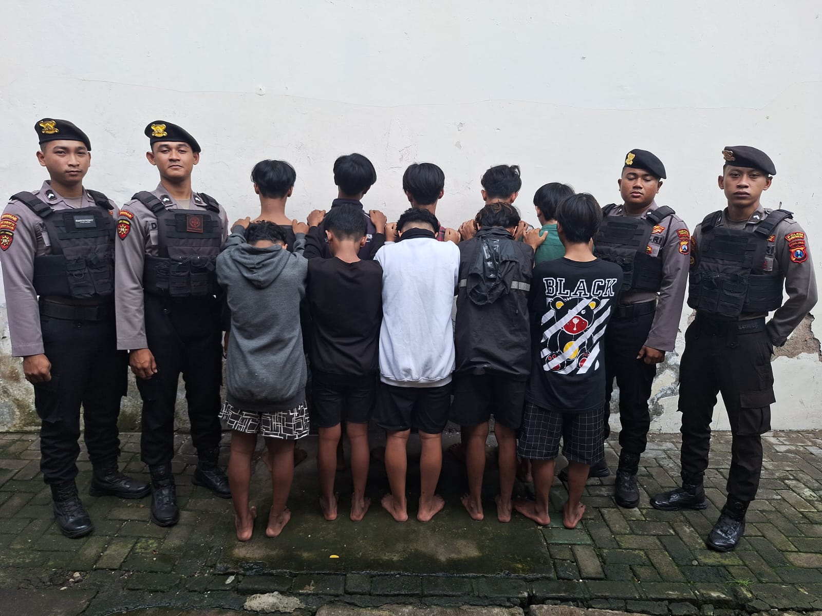 Sejumlah remaja diamankan karena hendak tawuran di Jalan Bulaksari, Surabaya, Surabaya.