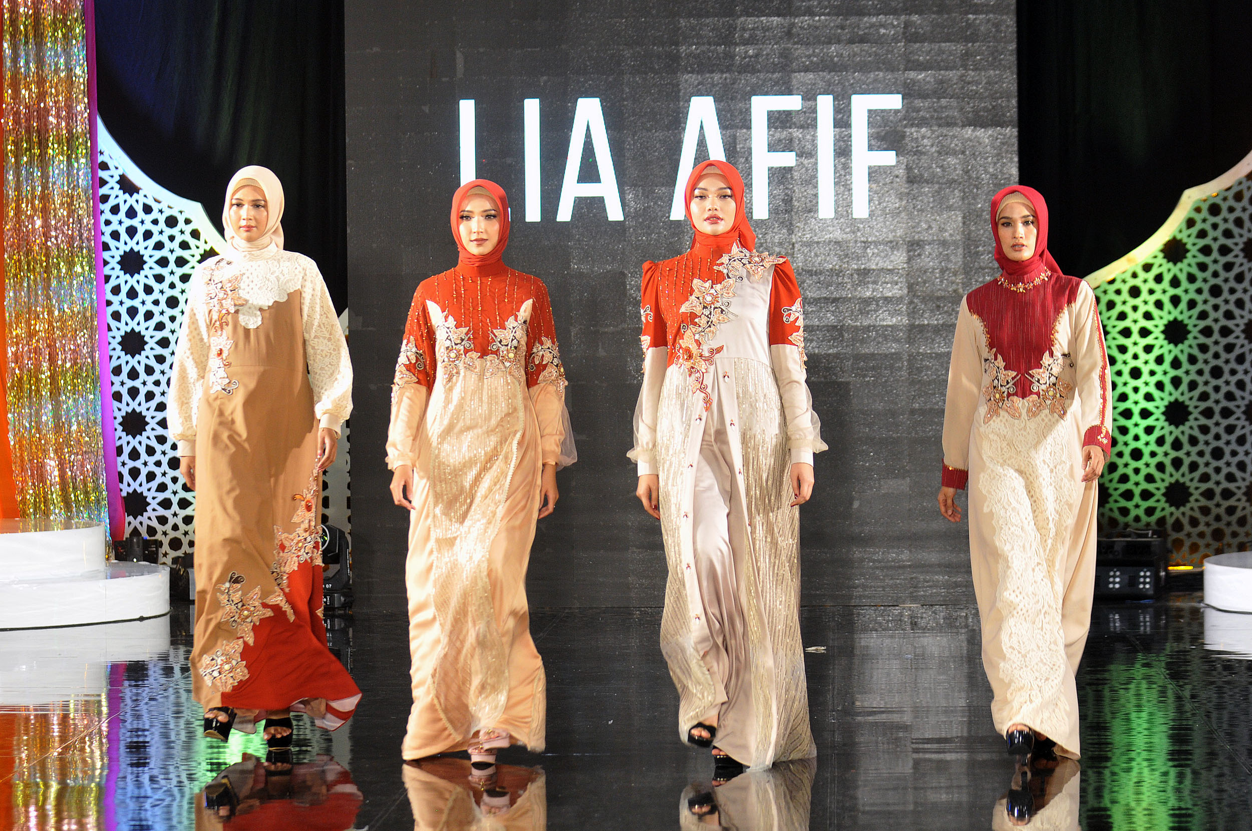 PERMAINAN WARNA: Busana muslim karya desainer Surabaya, Lia Afif bertajuk Anggana Ayasa yang ditampilkan dalam Muslim Fashion Runway 2024 di Pakuwon Mall Surabaya, Jumat (15/3).