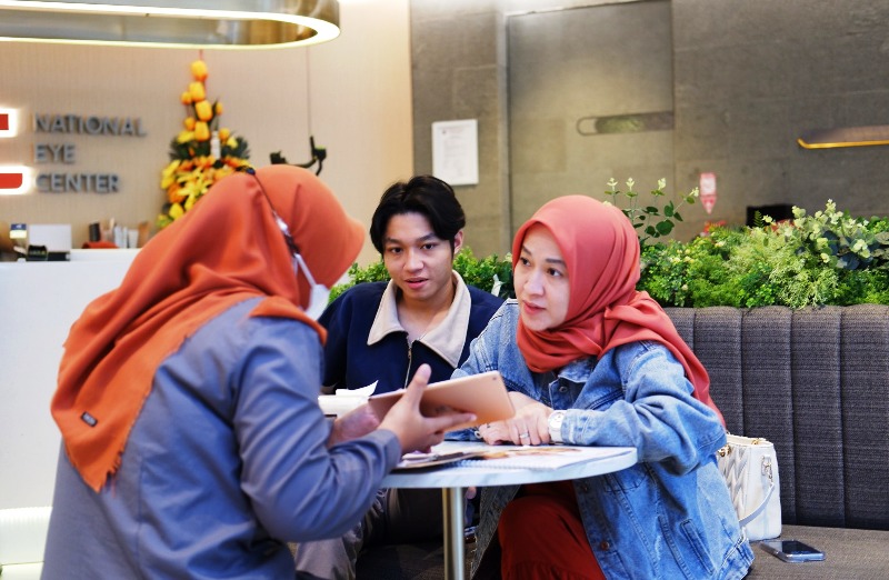 KONSULTASI: Okie Agustina didampingi Kiesha Alvaro saat melakukan pemeriksaan & konsultasi LASIK di National Eye Center Surabaya.