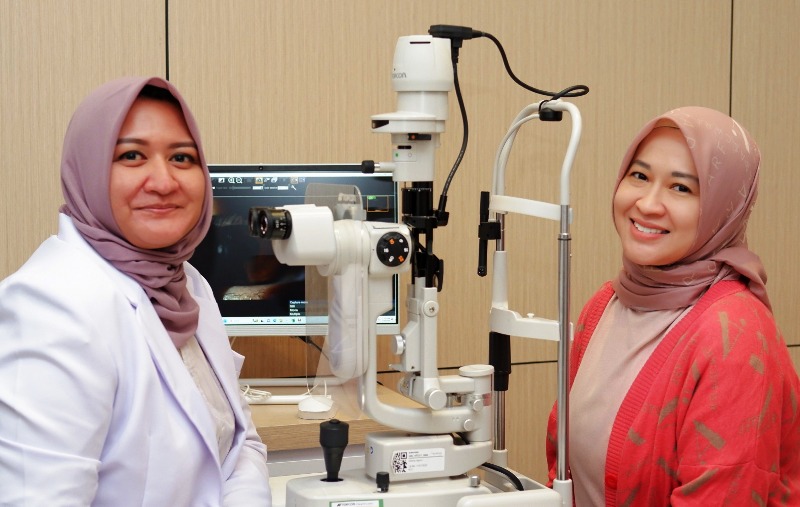 PRE LASIK: Okie Agustina saat melakukan Pre Lasik di NEC Surabaya sebelum tindakan Presbyond.