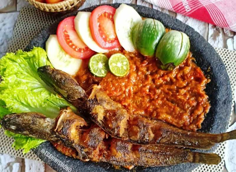 Menu lele goreng dengan sambal tomat sangat mudah ditemukan di manapun. Namun jika ingin membuat sendiri sangat mudah.