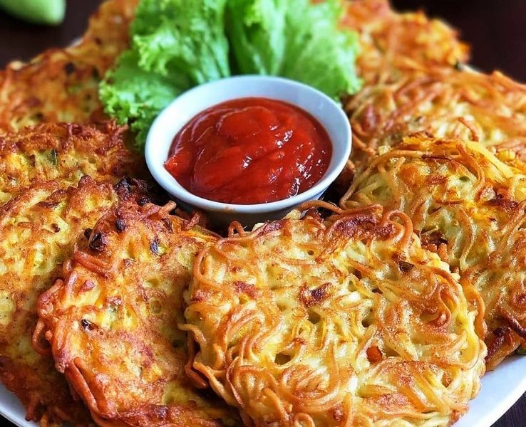 Telur dadar mie andalan anak kos karena mudah dan murah membuatnya.